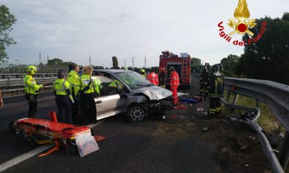 Incidente in tangenziale | Macchina contro guardrail, tre ragazzi feriti FOTO