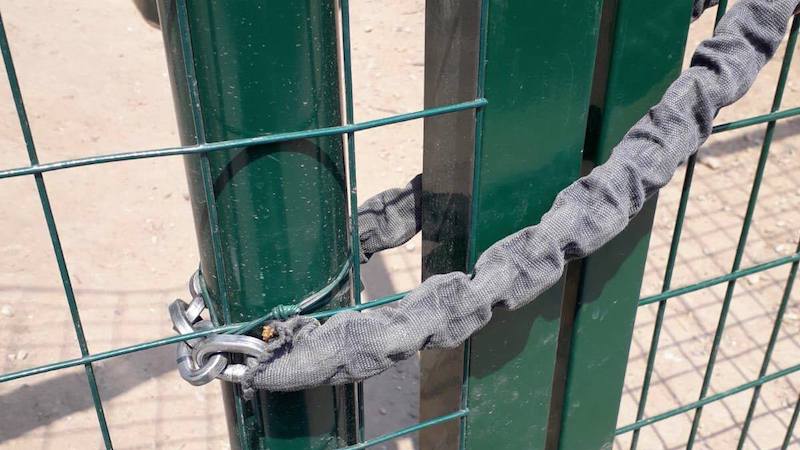 Area cani chiusa con le catene, Bestetti: “Incivili, tranceremo ogni giorno”.