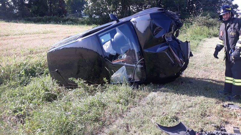 Auto si ribalta in via Diaz, tre ragazzi feriti