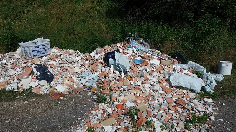 Discarica abusiva ad Assago scoperta dalle Sentinelle: “Altra violenza al Parco Sud”