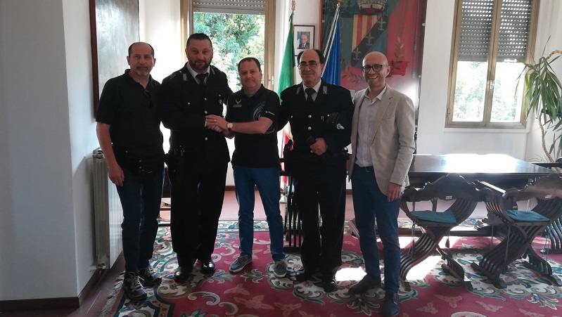 Aggressione Trezzano: i figli dell’anziana abbracciano il loro eroe
