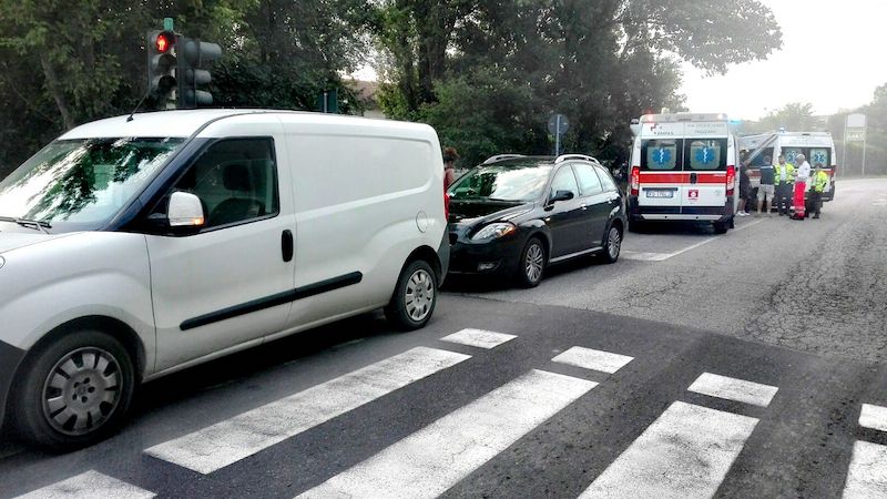 Tamponamento in via Circonvallazione, ferita donna incinta