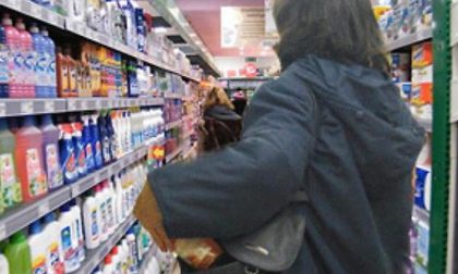 Ruba al supermercato, tira un pugno alla guardia e scappa: arrestata 38enne