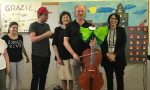 Musica in classe: la Nazionale Italiana Comici dona un violoncello alla scuola media di Rozzano