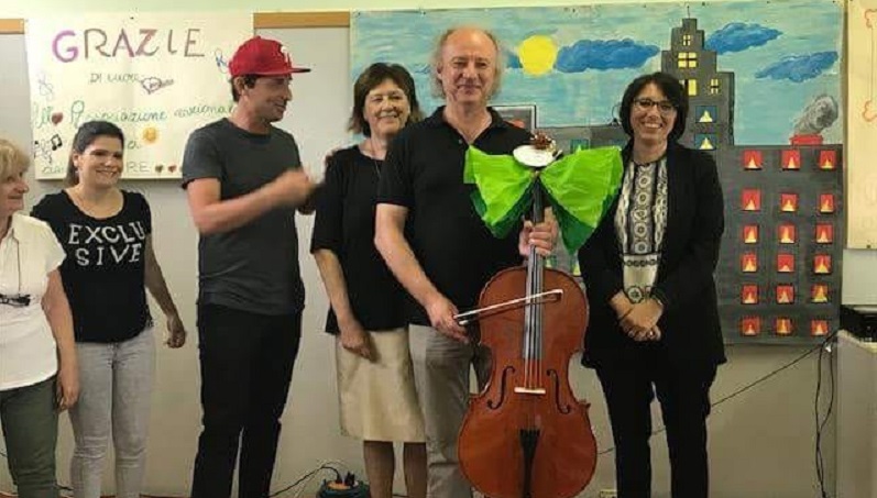 Musica in classe: la Nazionale Italiana Comici dona un violoncello alla scuola media di Rozzano