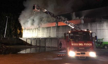 Incendio deposito AMSA Muggiano, 200 tonnellate di rifiuti a fuoco FOTO