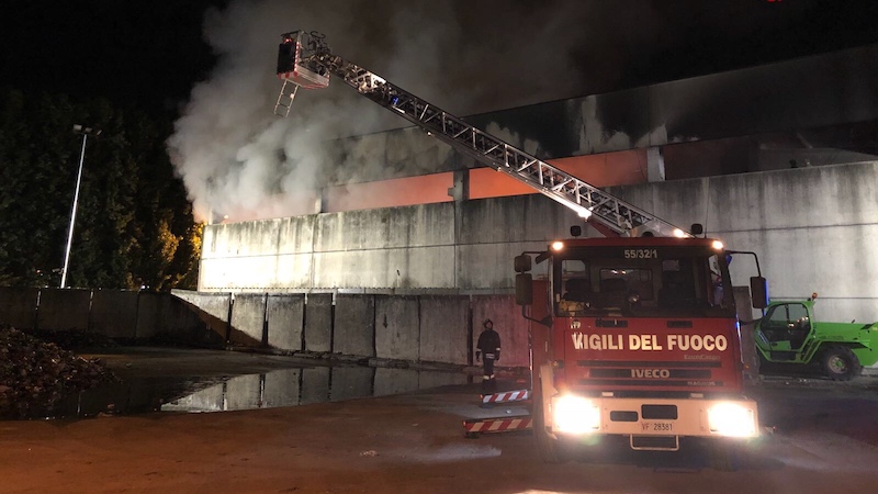 Incendio deposito AMSA Muggiano, 200 tonnellate di rifiuti a fuoco FOTO