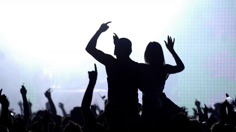 Rave party alla fabbrica Neon di via Buozzi, identificati 77 giovani