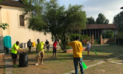 Rastrelli e scope: i profughi puliscono le piazze di Rozzano