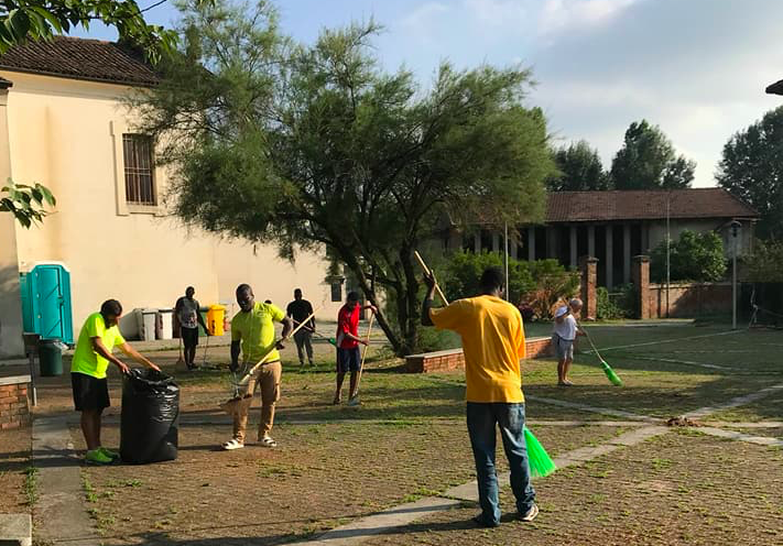 Rastrelli e scope: i profughi puliscono le piazze di Rozzano