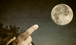 Stasera guarderete al dito o alla luna?