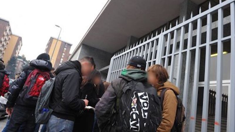 Spacciavano davanti scuole di Rozzano, arrestati