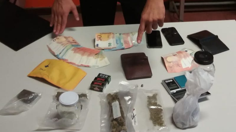 Studenti spacciatori presi dai carabinieri