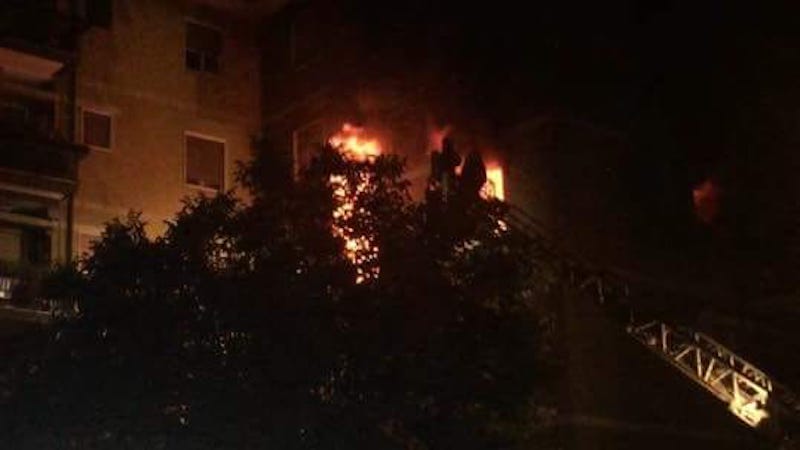 Divorati dalle fiamme tre appartamenti in via Turati FOTO