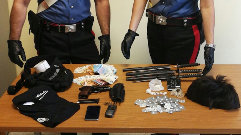 Arrestati madre e figlio, spacciavano e nascondevano una pistola in casa
