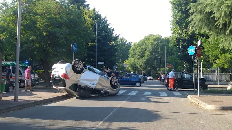 Incidente in via Di Vittorio, auto ribaltata FOTO