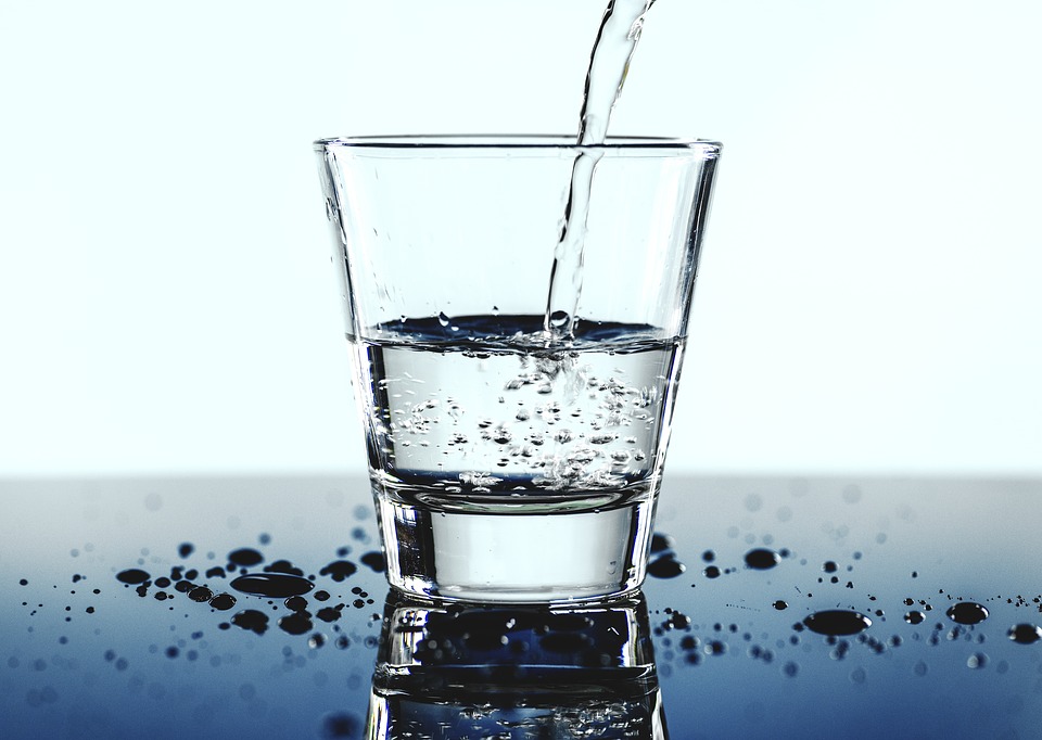 Cosa bere in estate? Acqua, bibite, succhi di frutta