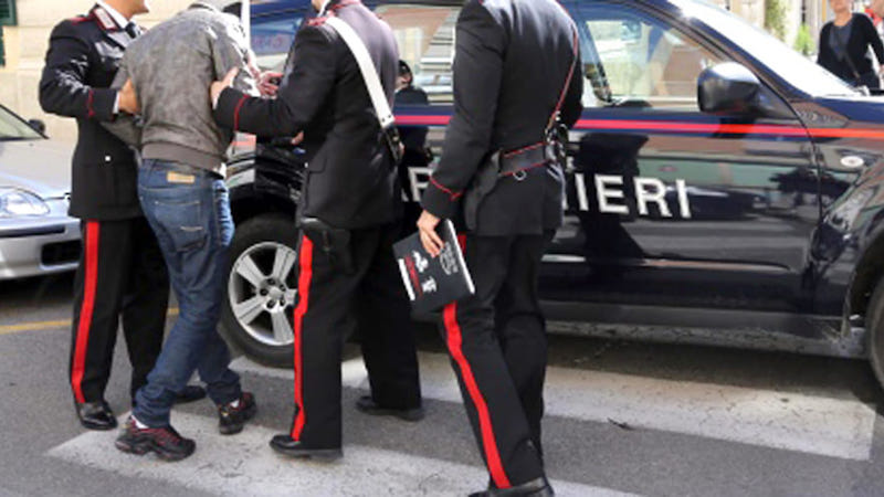 Botte e minacce alla compagna: Vendo nostro figlio per 50mila euro