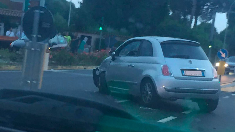 Cambia corsia e colpisce moto a sinistra: ferito un 23enne FOTO