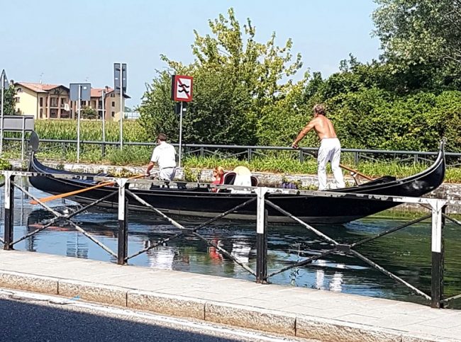Un bel giro in gondola? Anche sul Naviglio Grande è possibile.