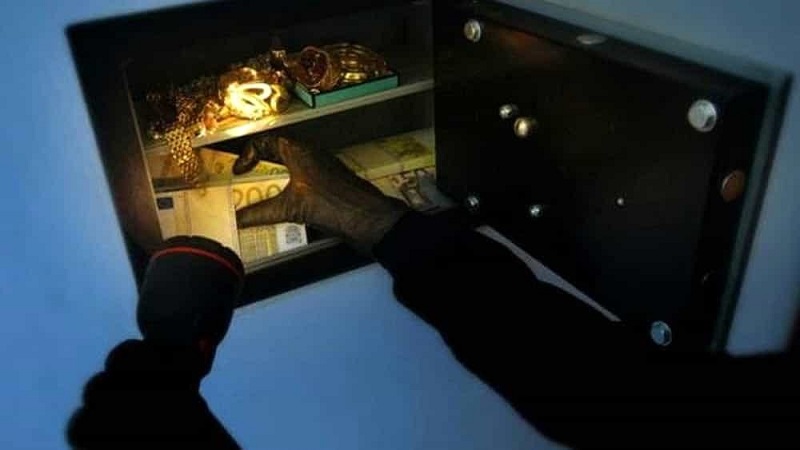 Rubano casseforti di una ditta a Trezzano: arrestati