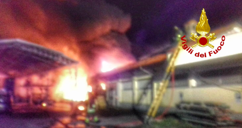 Tre incendi nella notte, un anziano muore tra le fiamme
