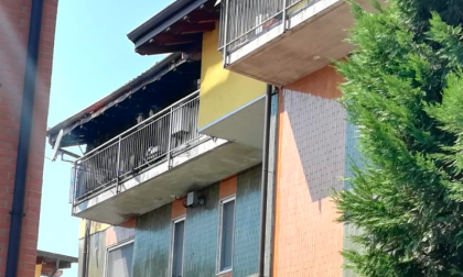 Violento incendio in un appartamento a Buccinasco - FOTO e VIDEO
