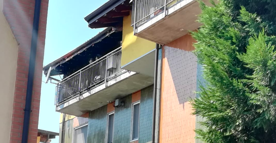 Violento incendio in un appartamento a Buccinasco – FOTO e VIDEO