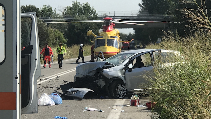 Schianto frontale sulla statale 412, tre feriti gravissimi FOTO