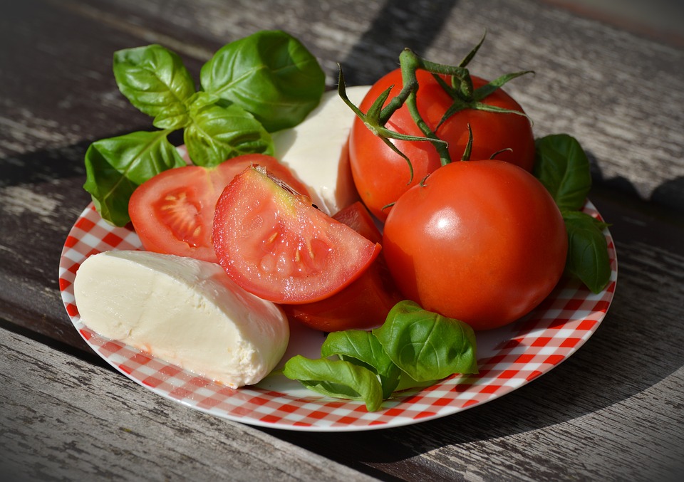 Pomodoro e mozzarella, gli alimenti dell’estate