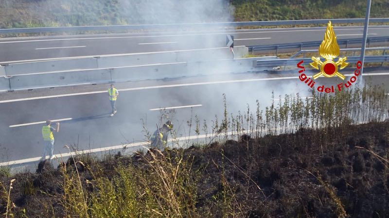 Vasto incendio A58, Tangenziale esterna: chiusa una corsia