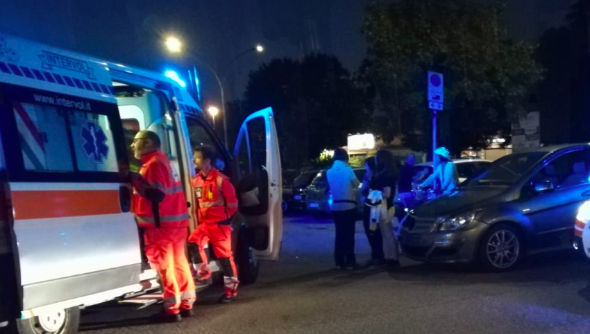 Auto contro moto al parcheggio di via Lomellina: 25enne gravissimo FOTO