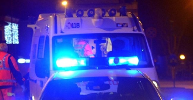 Auto si ribalta sulla tangenziale ovest: due feriti, una 36enne grave