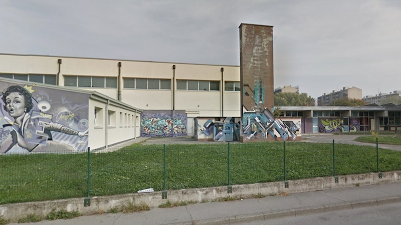 Crolla finestra nella scuola di Locate: ferita alla testa una bidella