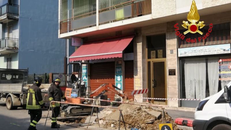 Tubo rotto durante gli scavi: evacuate tre palazzine – FOTO