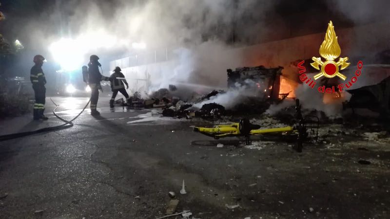 Auto e rifiuti in fiamme dietro il campo rom di via Bonfadini FOTO