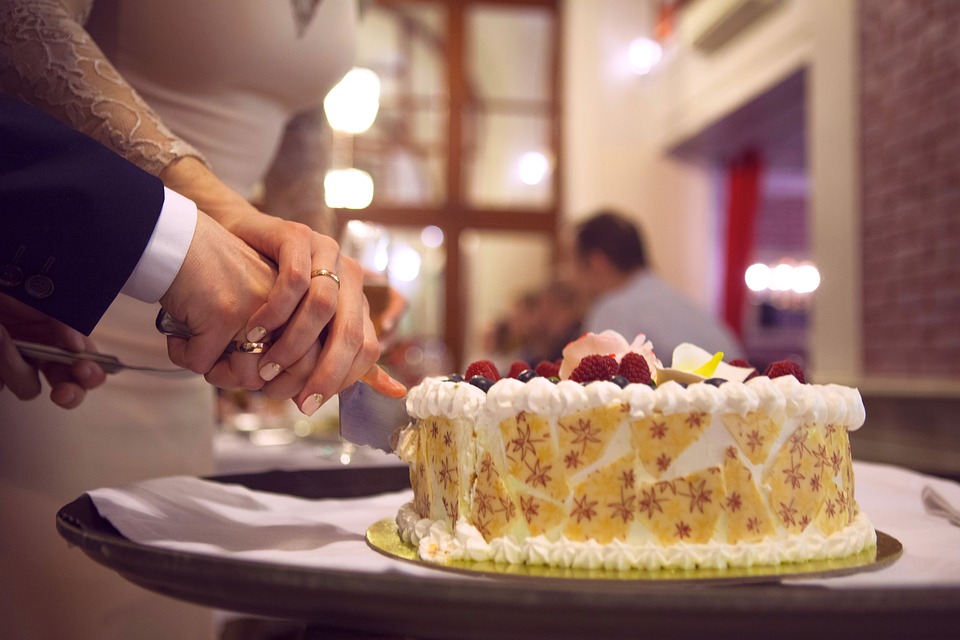 Torta nuziale e confetti, dolci tradizioni matrimoniali