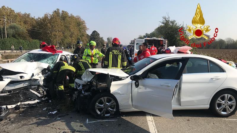 FLASH Incidente Vecchia Vigevanese, due feriti e strada chiusa FOTO