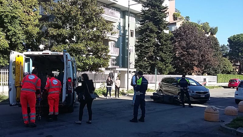 Incidente auto moto in via Di Vittorio: un ferito