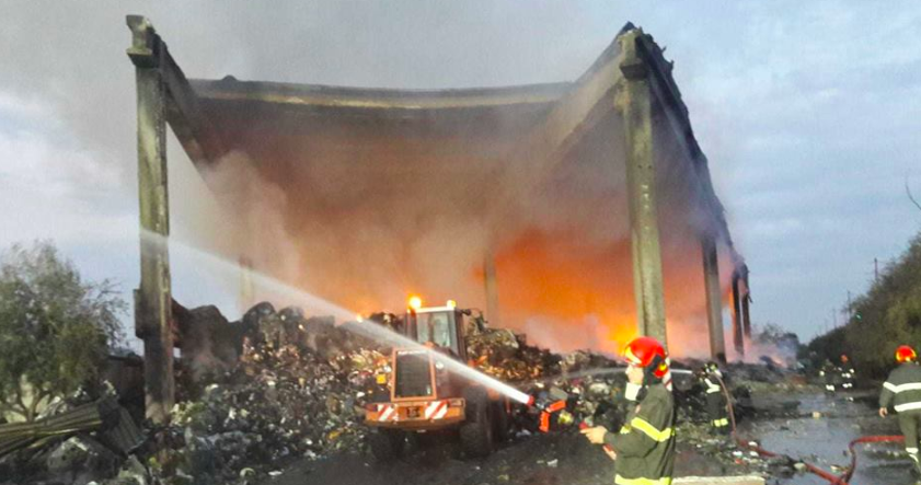 Ancora esalazioni dall’incendio di Milano, sale la preoccupazione