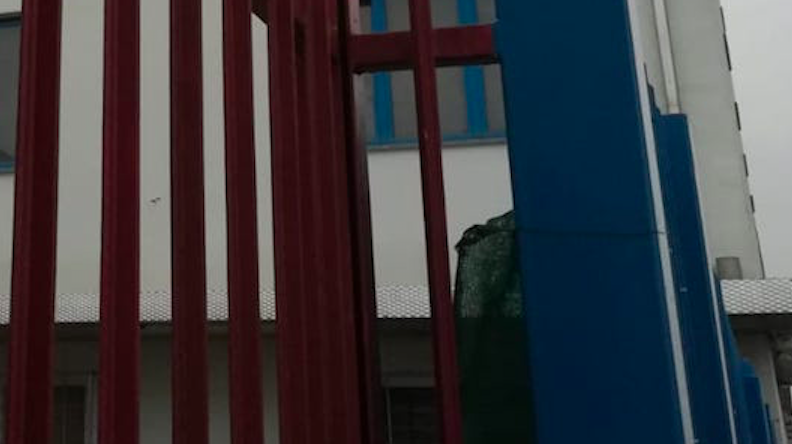 Capannone trasformato in albergo: ordine di sgombero immediato