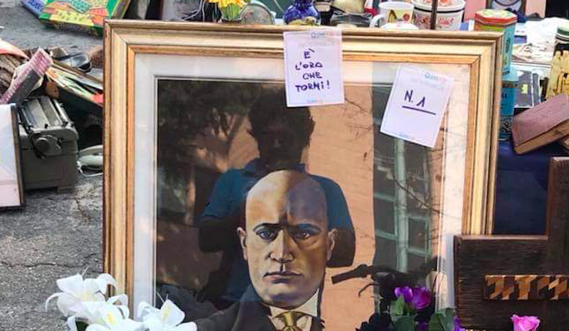 Espone quadro di Mussolini al mercatino delle pulci: espulso per due mesi
