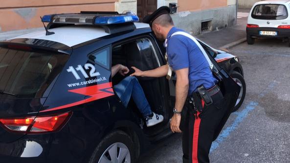 Spaccia a Villaggio Giardino in pieno giorno, arrestato 52enne