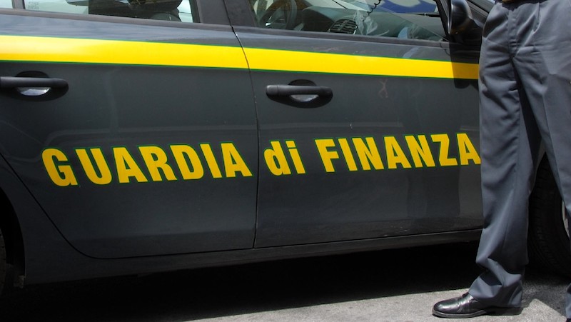 Truffava con investimenti sulle energie rinnovabili, poi spendeva tutto in scommesse