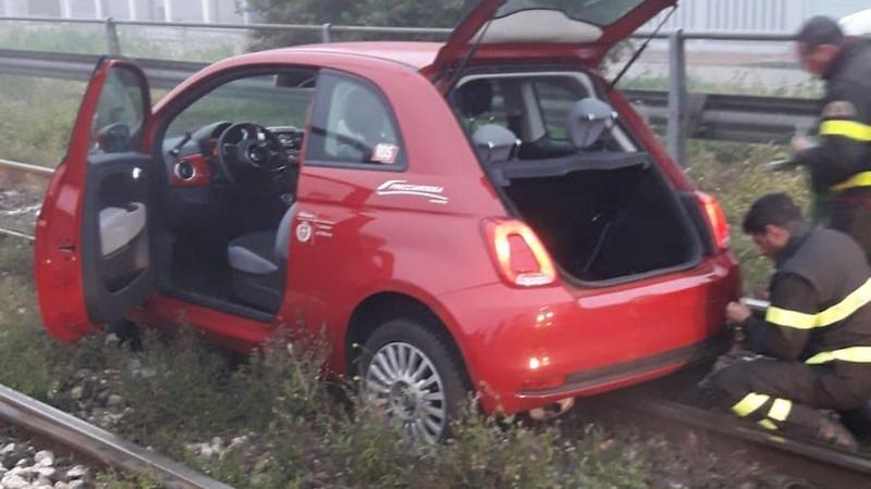 Auto Enjoy sulle rotaie del tram 15 a causa della nebbia