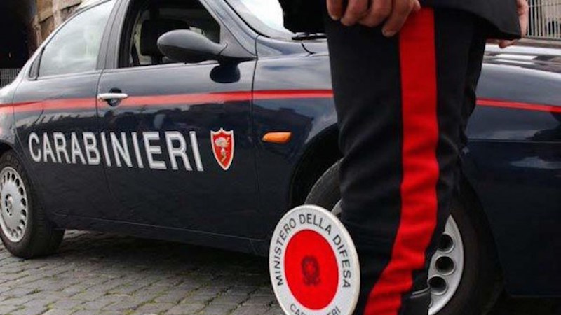 Aggredisce moglie e sequestra in casa i figli piccoli: arrestato