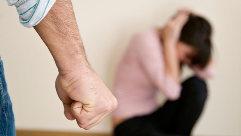 Aggredisce moglie con botte e minacce: arrestato 36enne