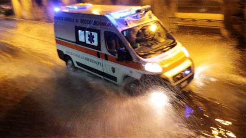 Maltempo, mamma e figlio investiti in via Roma