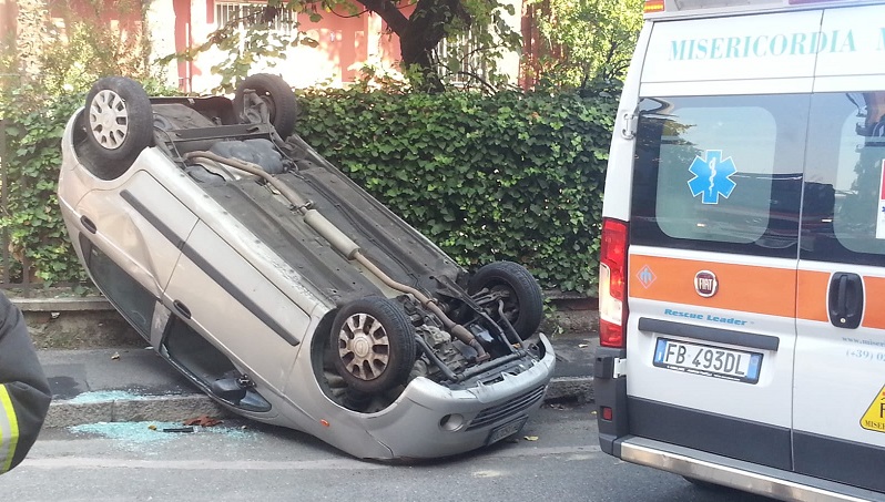 Brucia lo stop e si ribalta: ferita una 42enne FOTO