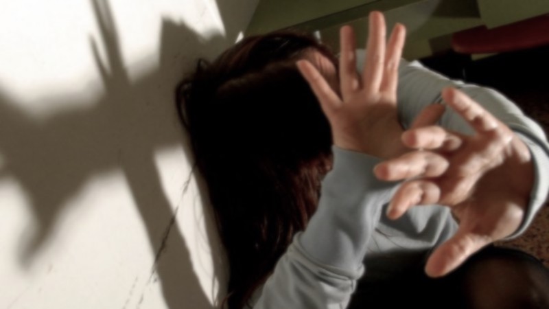 Botte e minacce con coltello, così il 33enne di Trezzano estorceva denaro alla madre